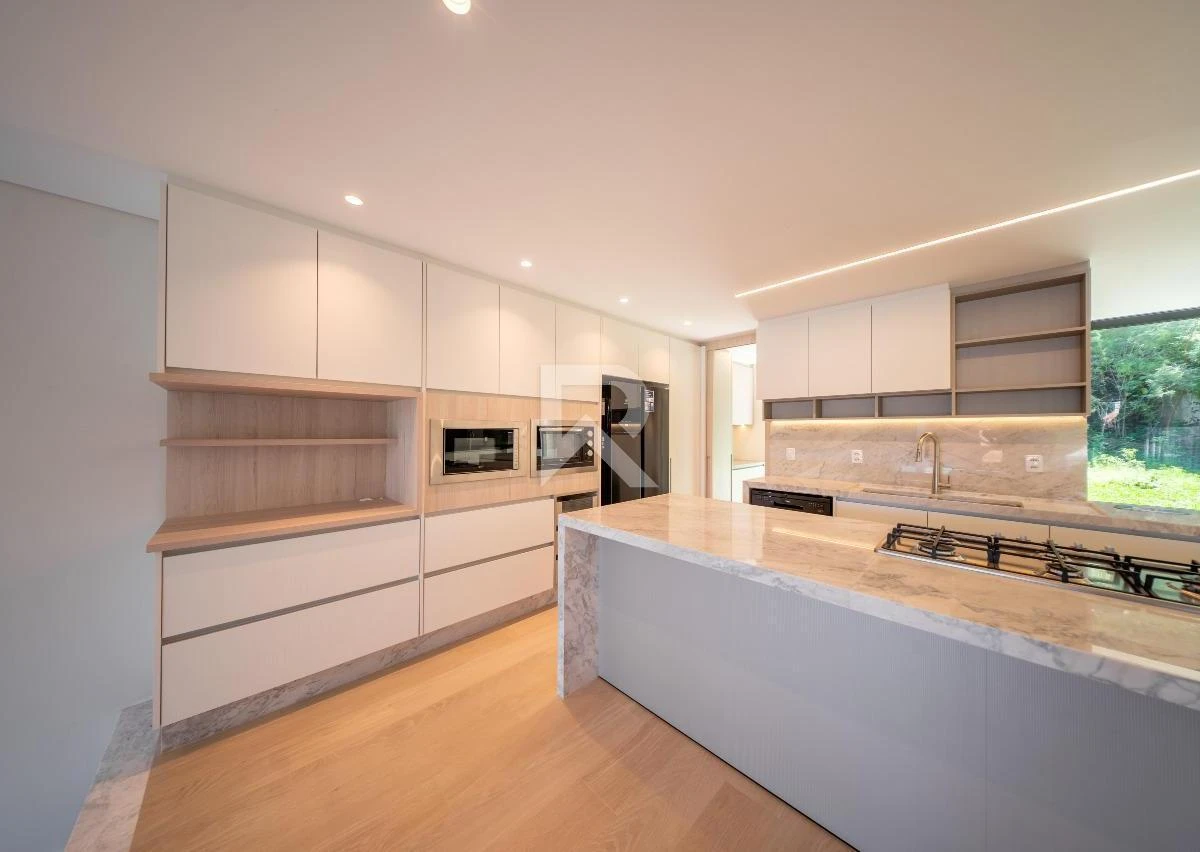 Ventanales de piso a techo y 3 dormitorios: casa de 340 m²