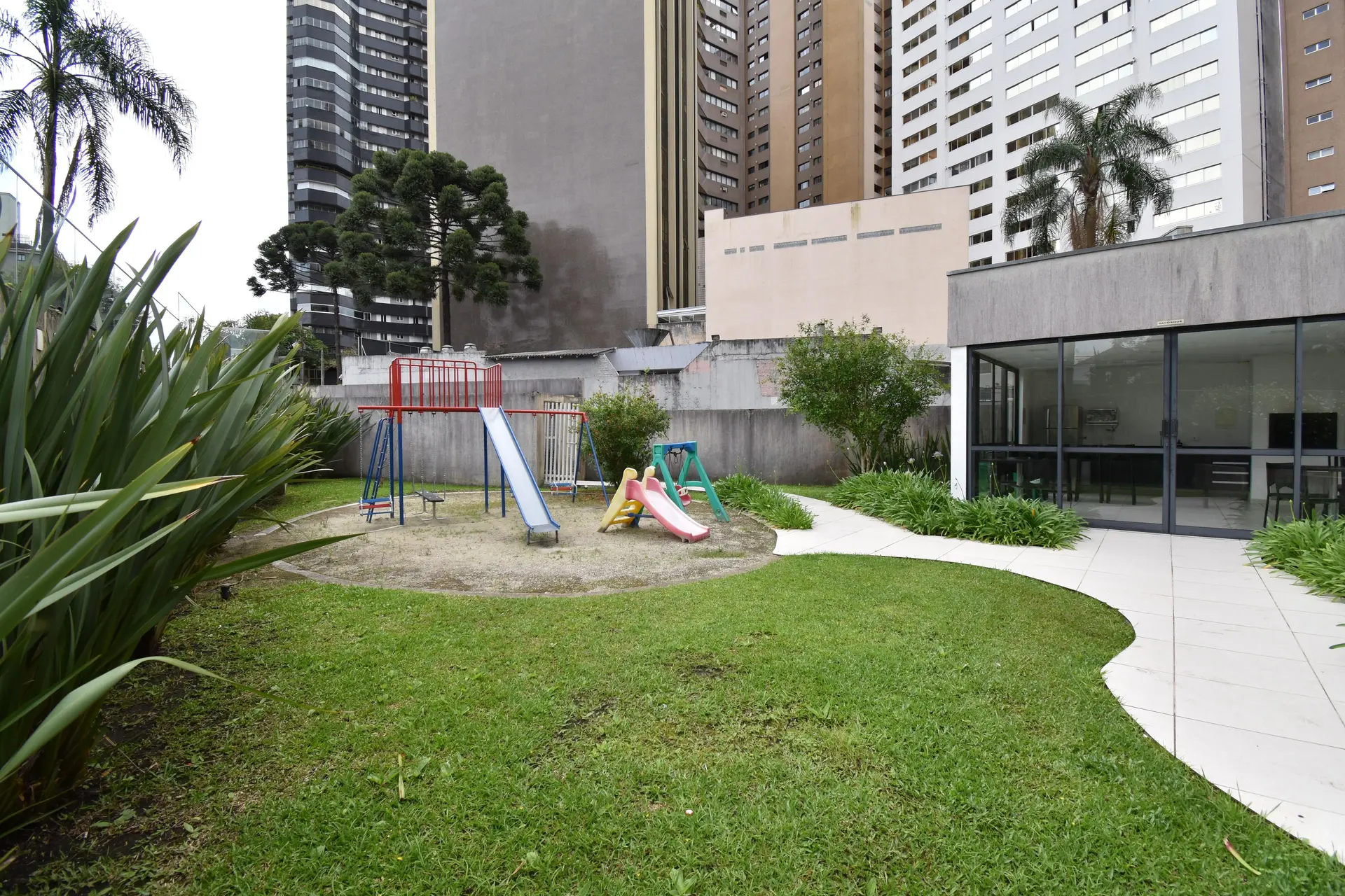 Furnished apartment, 48 m², with a glass-enclosed balcony — photo 15