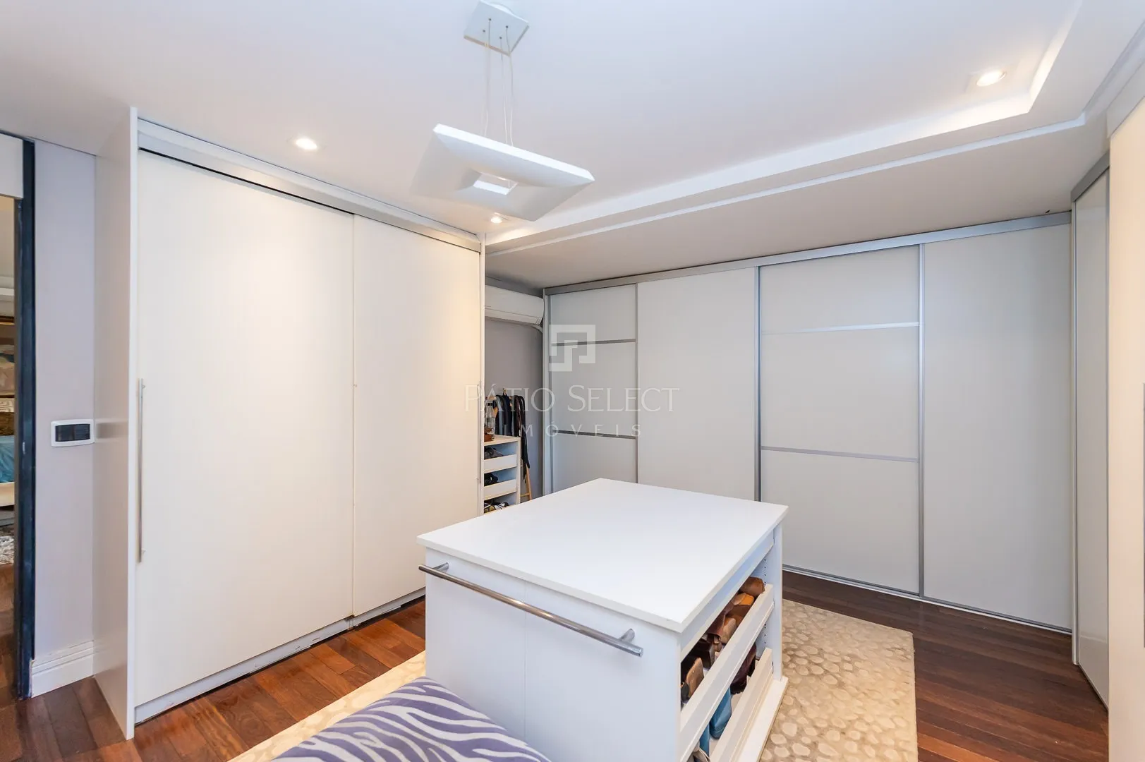 Floor-to-ceiling windows in a 6-bedroom house, 763 m² — photo 103
