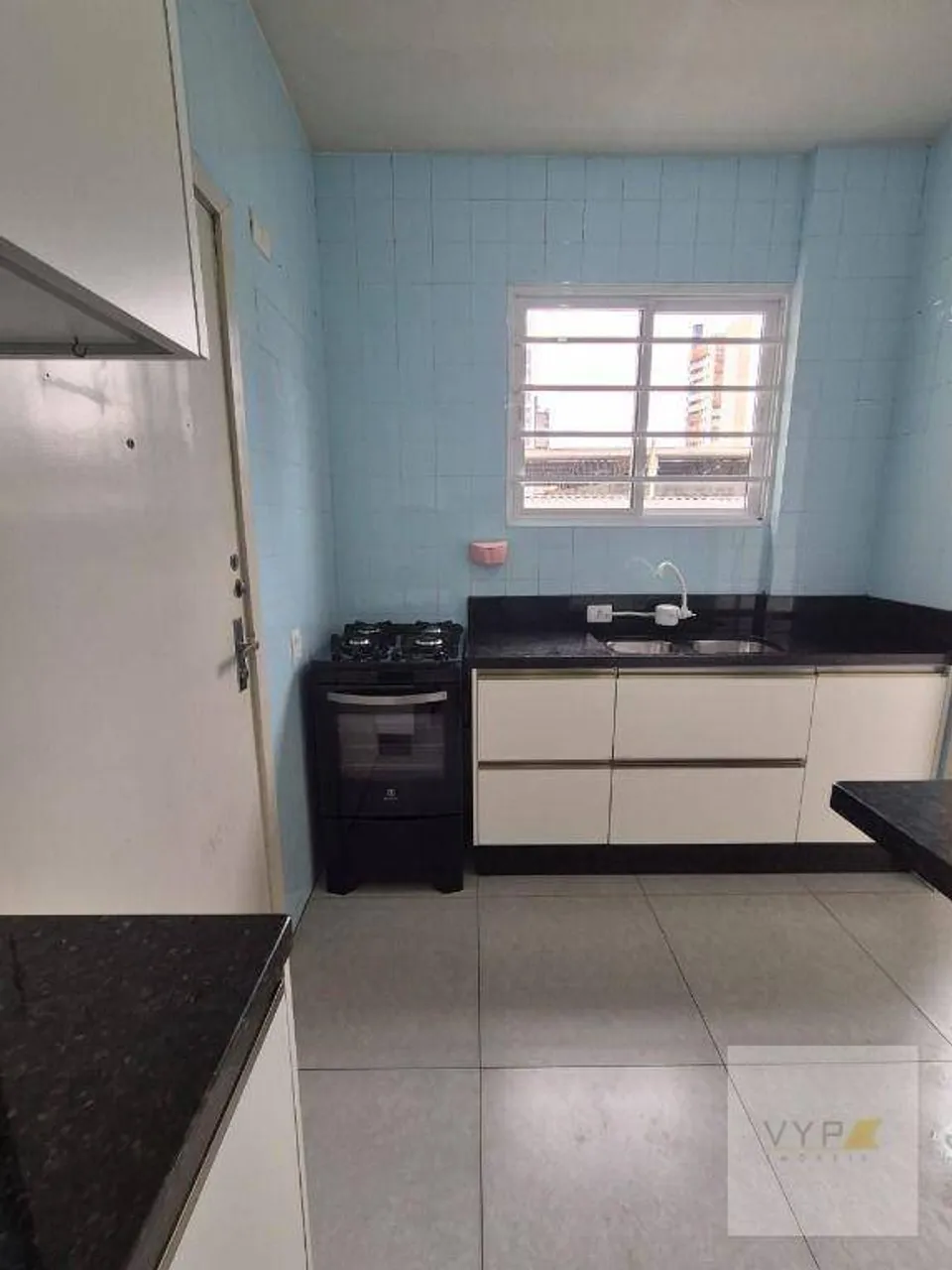 3-bedroom apartment with a separate kitchen and gas stove — photo 9