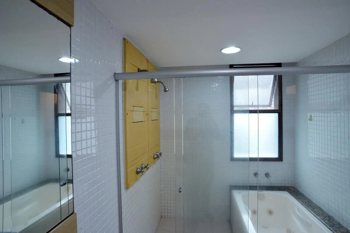 Jacuzzi in a 4-bedroom apartment, 233 m² — photo 69