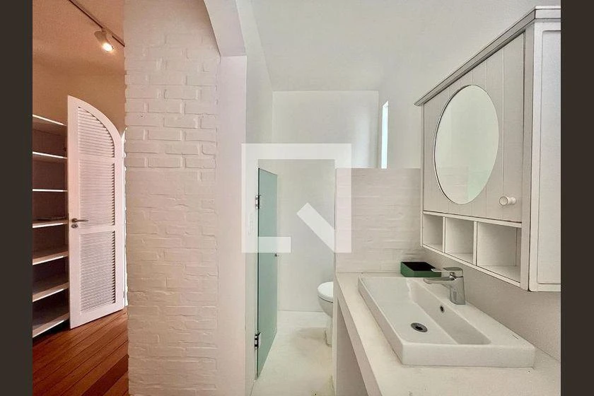 Balcony with a grill in a 3-bedroom house, 220 m² — photo 44