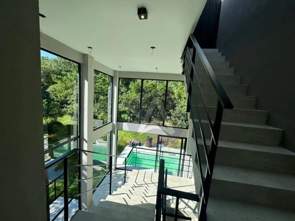 3-bedroom house 410 m² with 6 parking spots and 3 levels — photo 3
