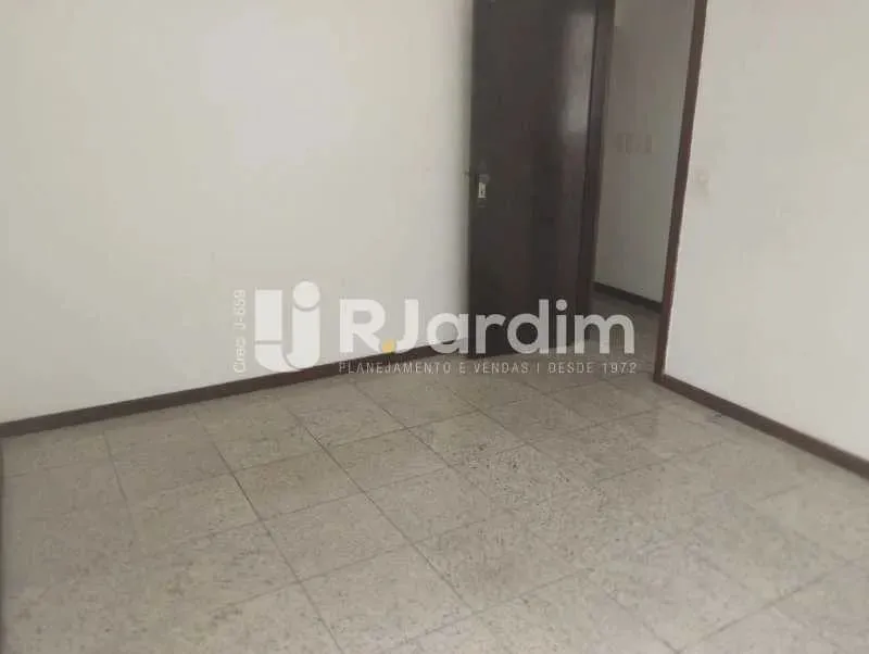 Unfurnished apartment with 4 bedrooms and 3 bathrooms — photo 7