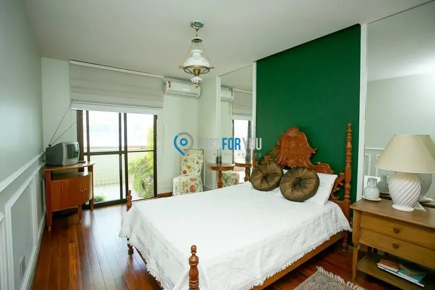 4-bedroom apartment with floor-to-ceiling windows — photo 5
