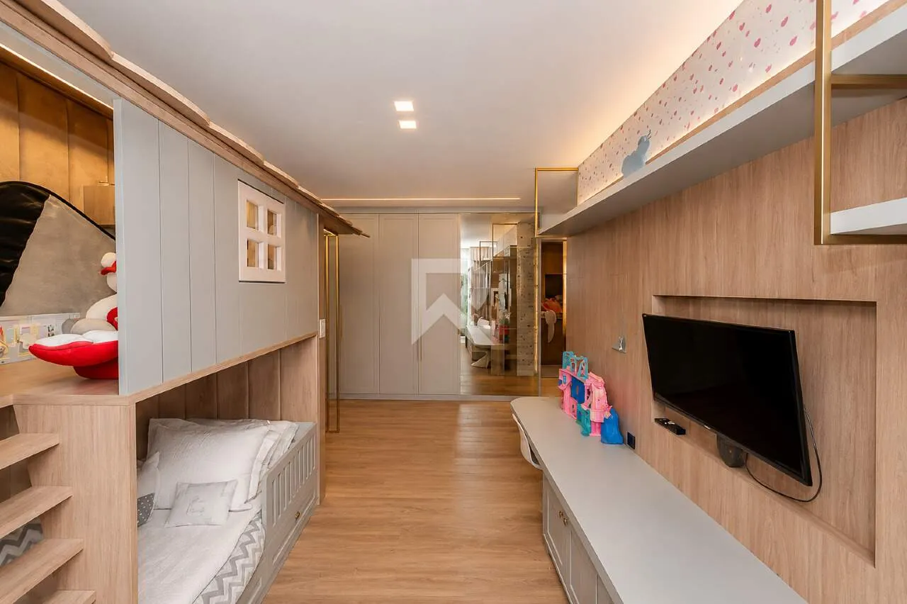 Furnished 635 m² house with 4 en-suite bedrooms and parking — photo 22