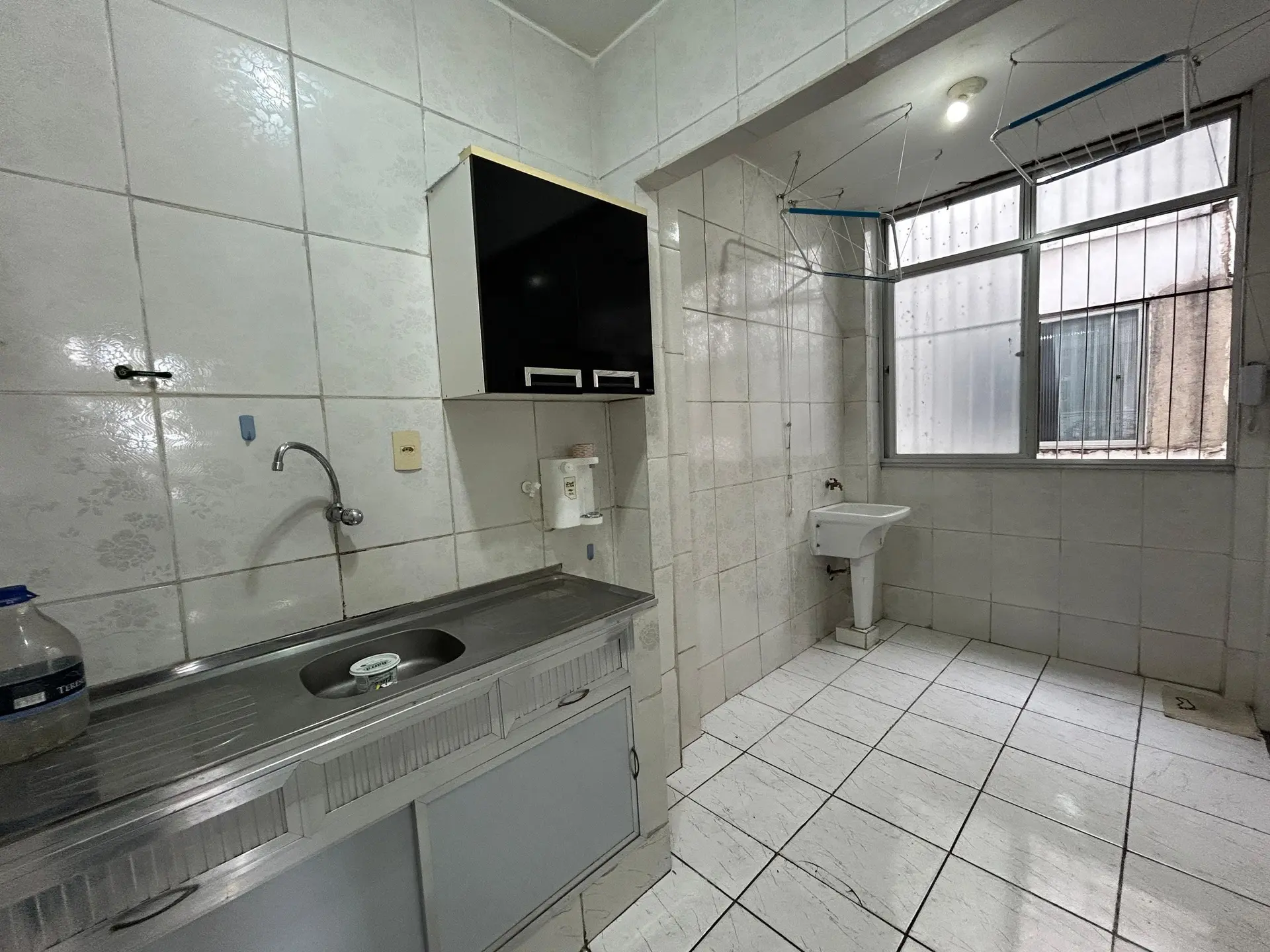 Apartamento sem mobília com 2 quartos e cozinha fechada