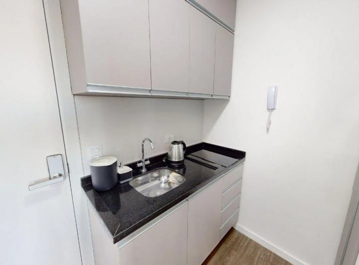 Furnished 1-bedroom apartment with compact kitchenette — photo 5