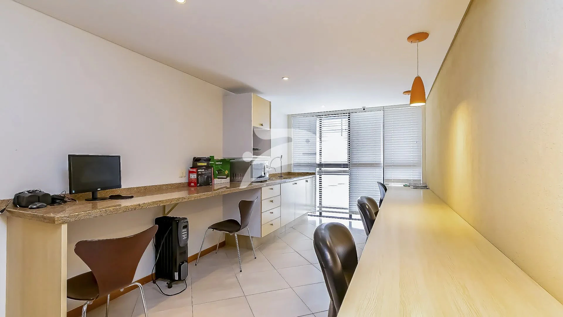 Furnished 1-bedroom apartment with enclosed balcony — photo 17