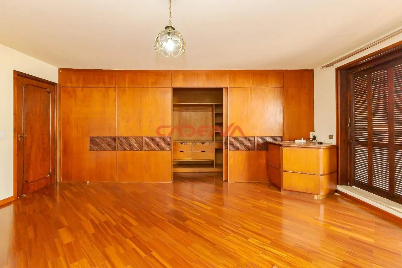 House with 5 bedrooms, 3 en-suites and 660 m² with 6 spaces — photo 8