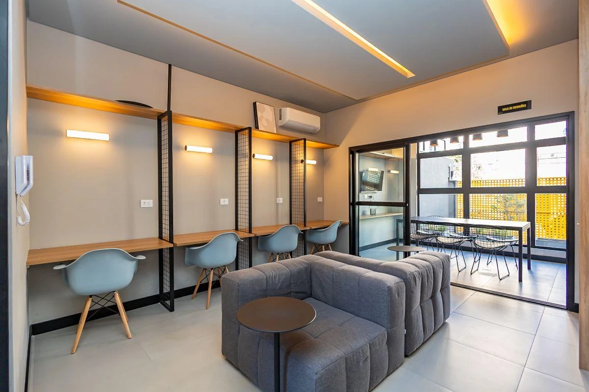 One-bedroom apartment in a building with a gym — photo 10