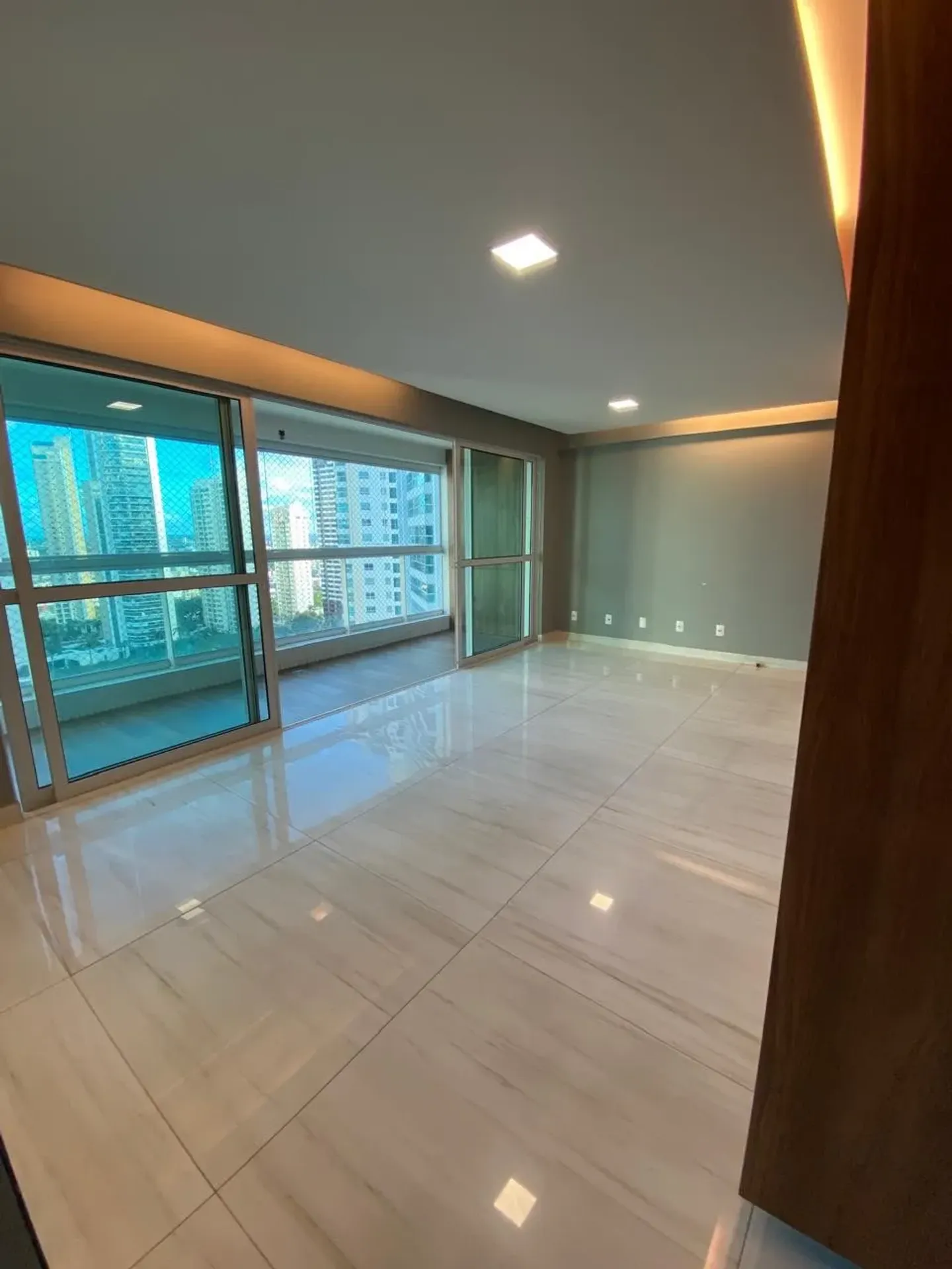 Glass-enclosed balcony in a 3-bedroom apartment, 125 m² — photo 3
