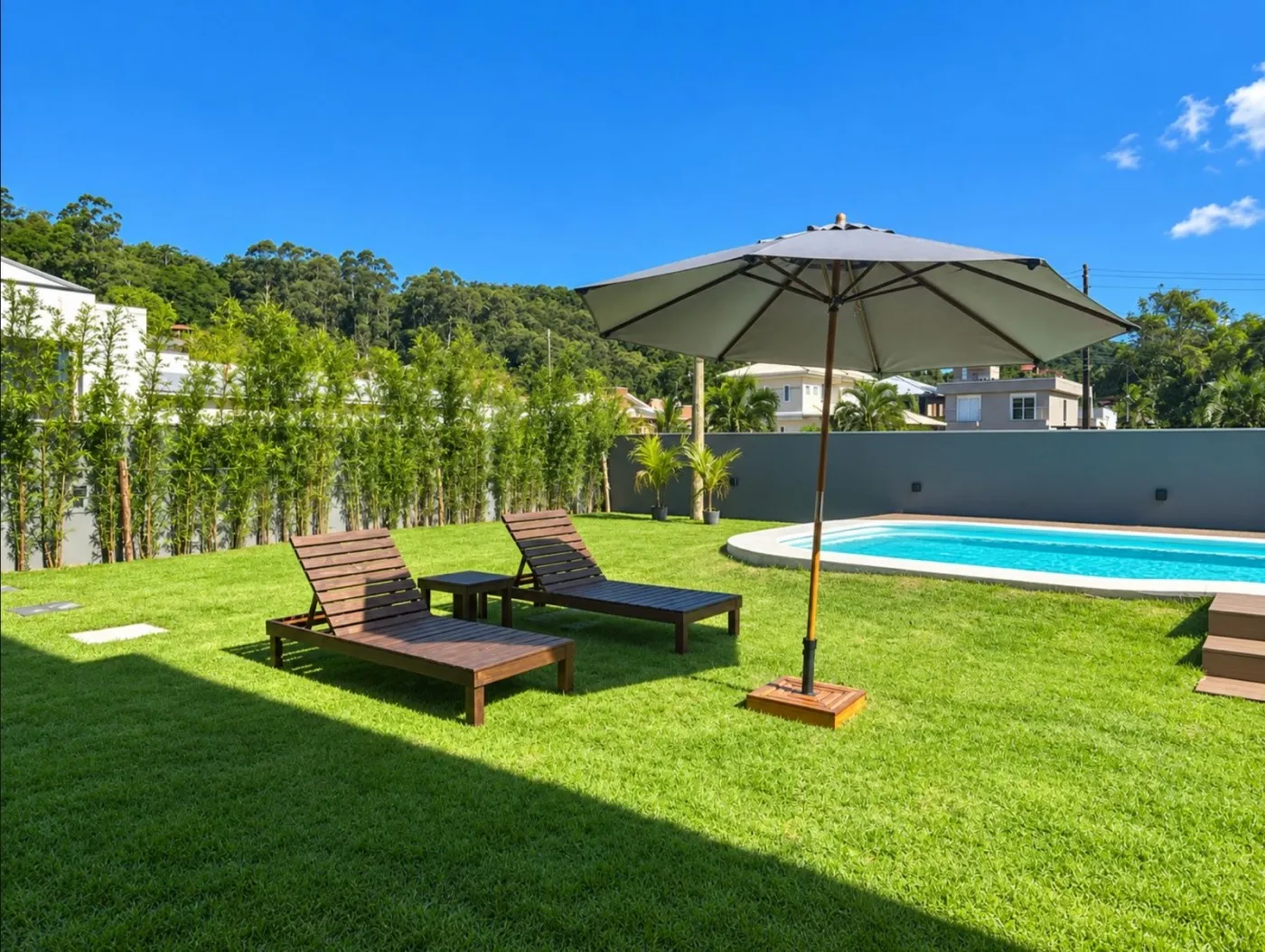 Balcony with a grill in a 3-bedroom house, 240 m² — photo 2
