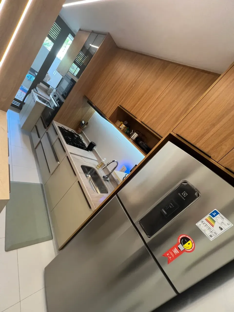 Furnished 2-bedroom apartment with open-plan gas kitchen — photo 2