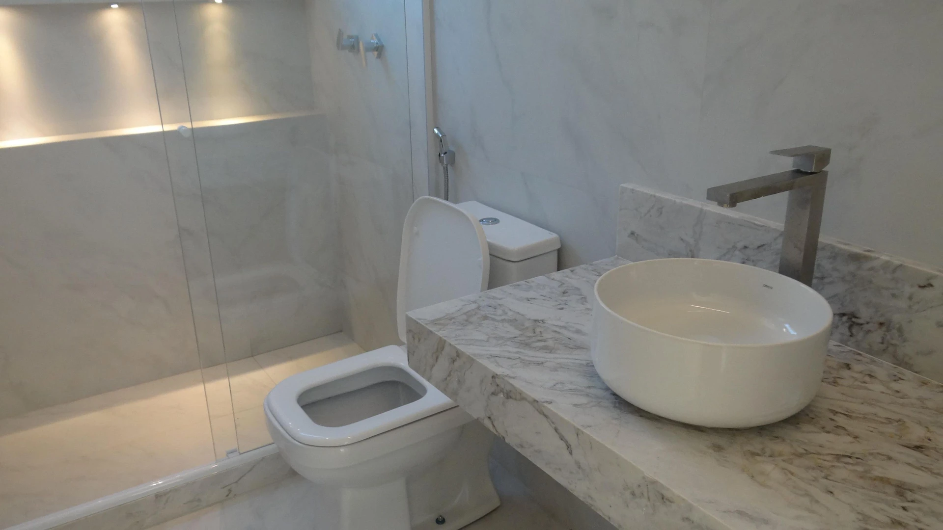 Casa de 384 m² com janelas do piso ao teto e varanda gourmet — photo 50
