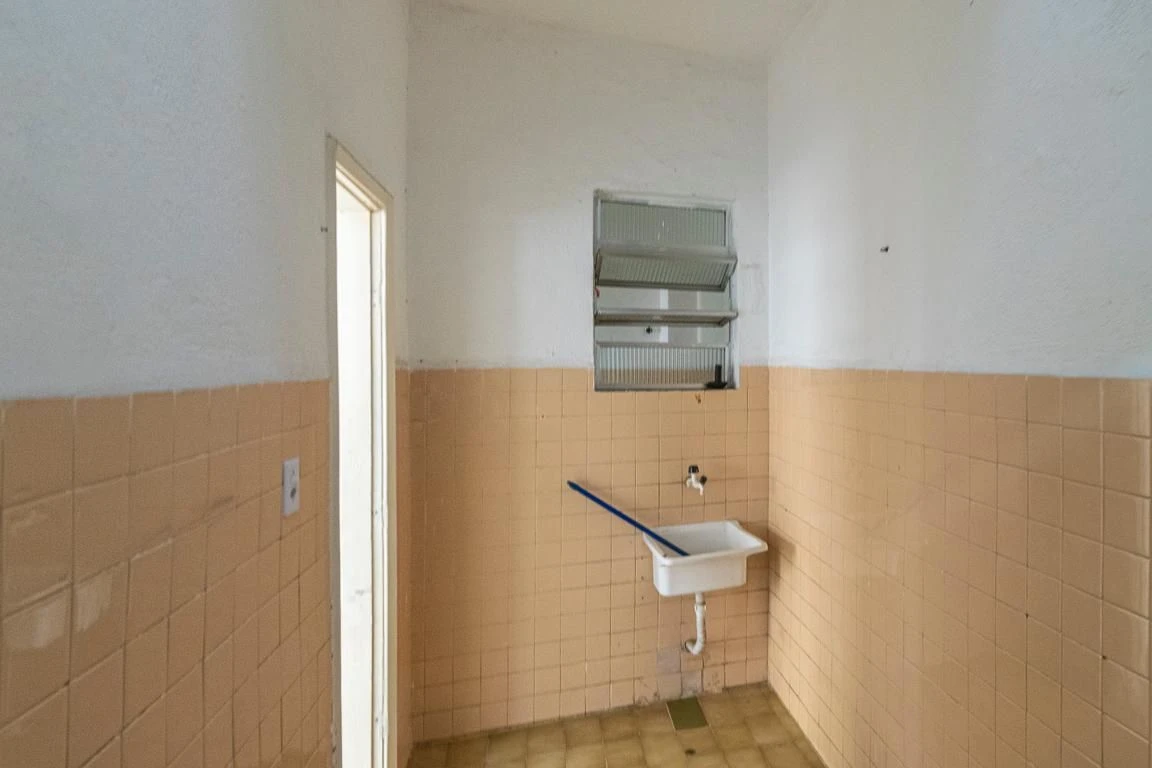 2-bedroom apartment with 1 bathroom, no parking — photo 6