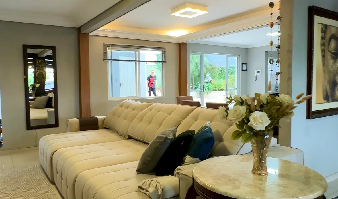Furnished home with open-plan kitchen and 3 bedrooms — photo 6