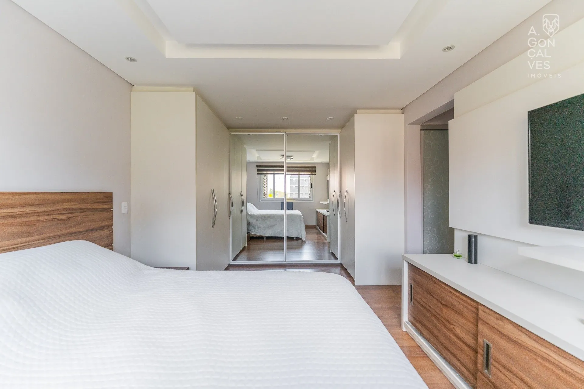 Furnished 219 m² apartment with 4 bedrooms and 2 parking spots — photo 32