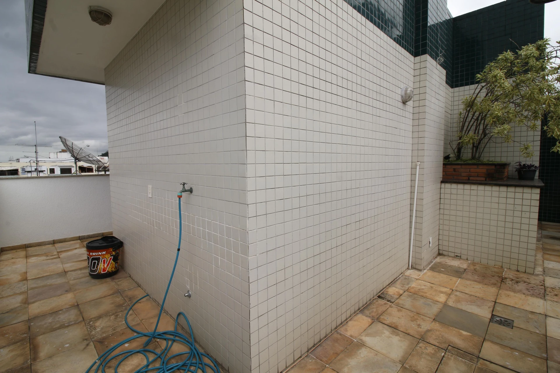 Balcony with a grill in a 4-bedroom apartment, 172 m² — photo 6