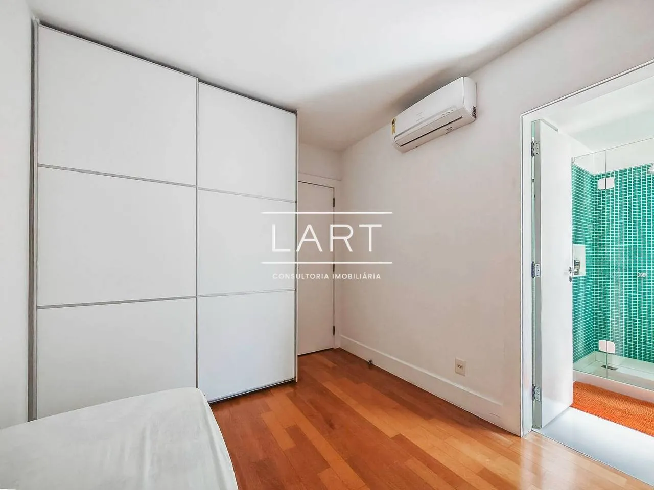 Furnished 3-bedroom apartment with 4 bathrooms and 240 m² — photo 19