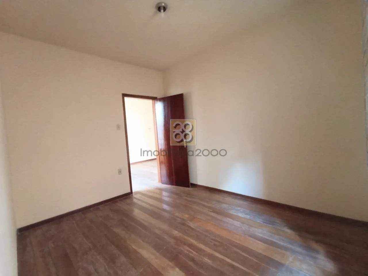 Wood or laminate floors in a 2-bedroom apartment, 71 m² — photo 4