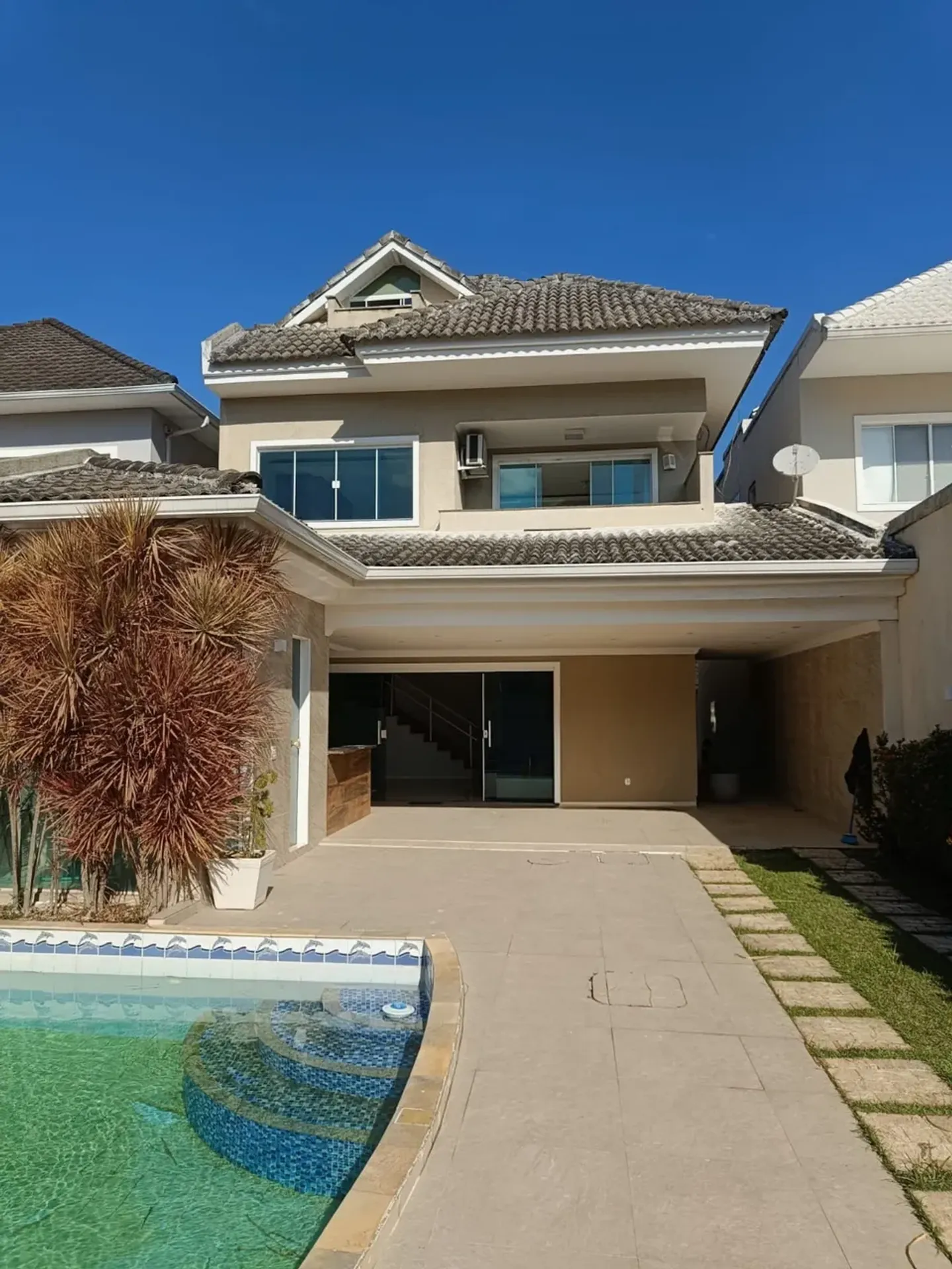 House with 4 bedrooms and 5 bathrooms — photo 2