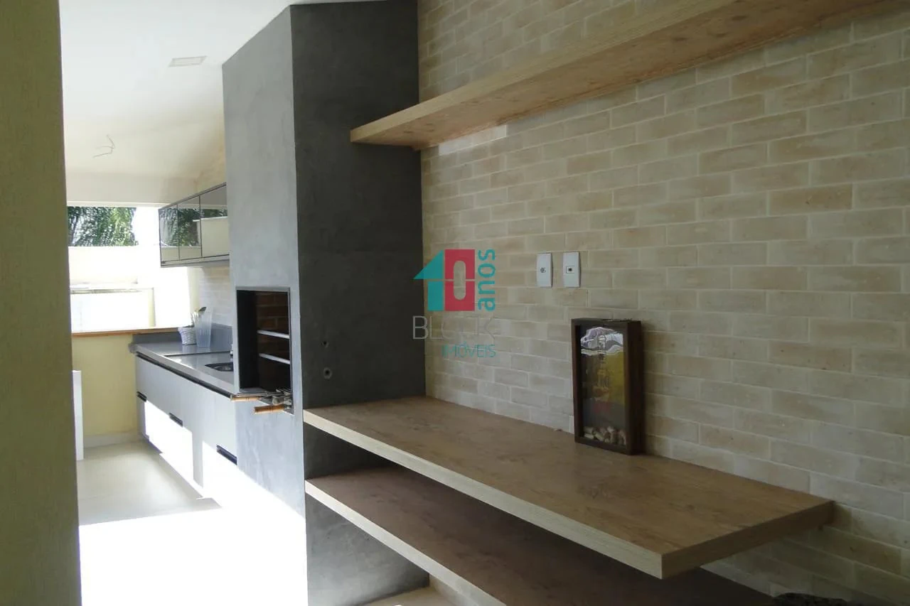 Balcony with a grill in a 5-bedroom house, 278 m² — photo 9
