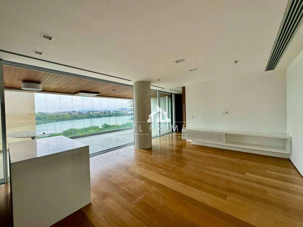 Furnished 1-bedroom apartment with an enclosed balcony