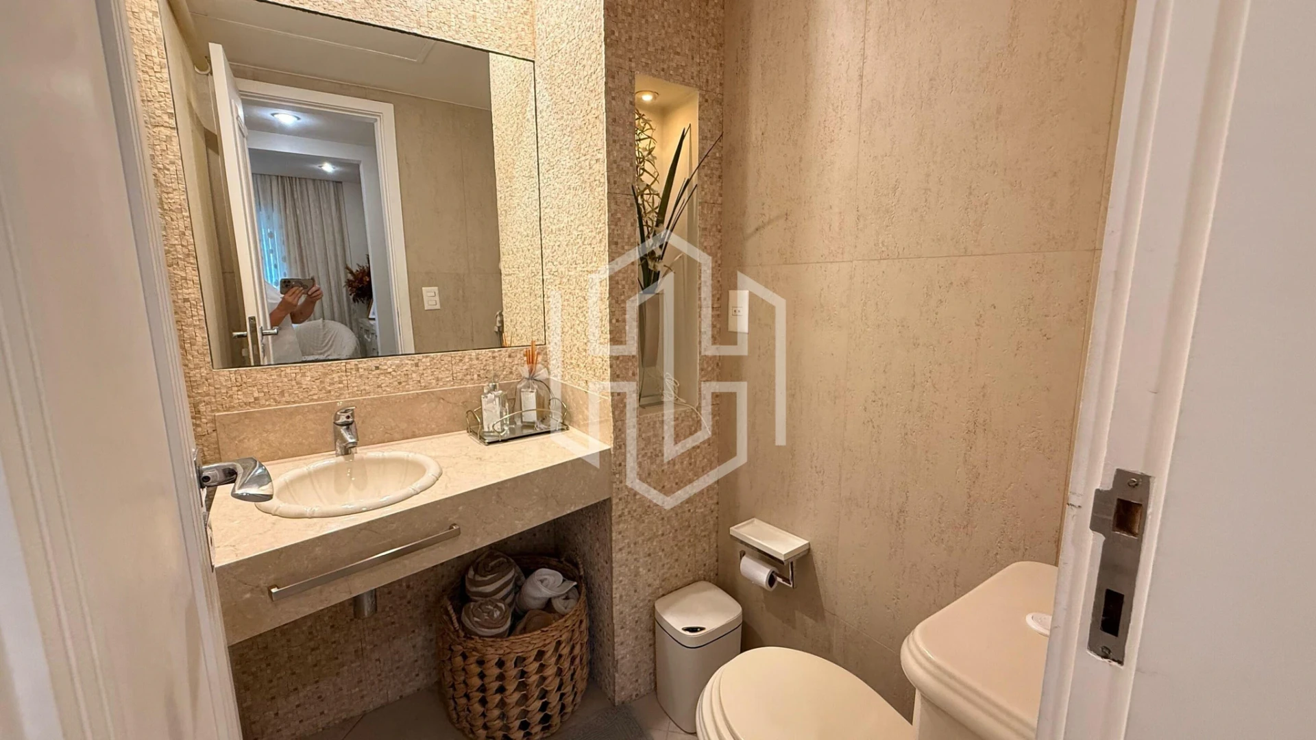 Furnished apartment, 162 m², with floor-to-ceiling windows — photo 2