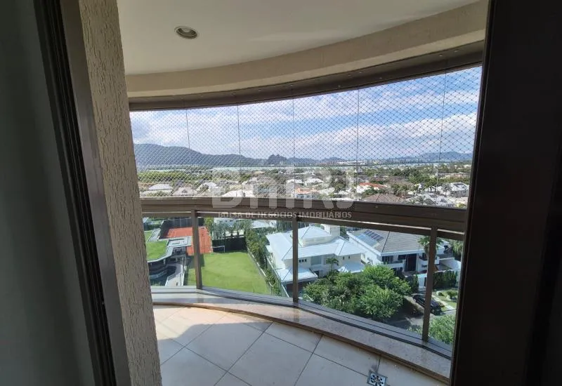 Apartment with 4 bedrooms and a glass balcony — photo 35