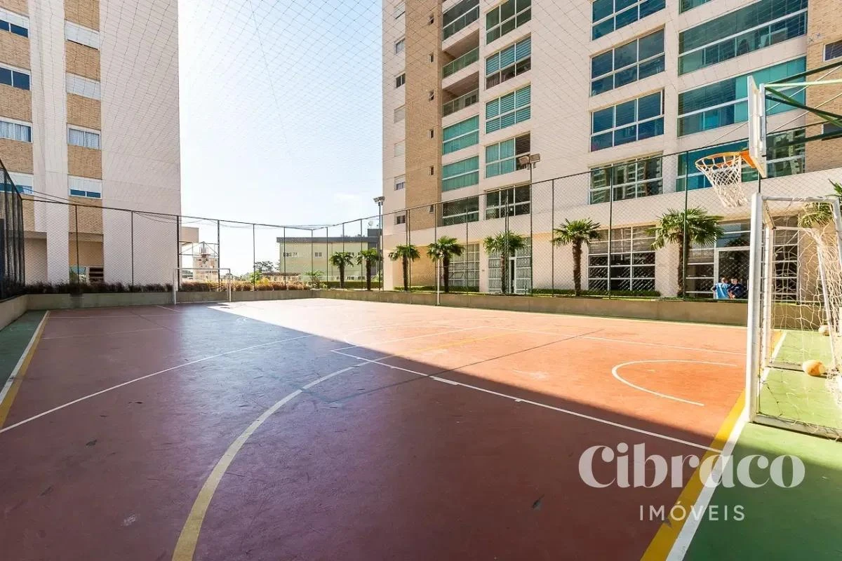 Balcony with a grill in a 4-bedroom apartment, 131 m² — photo 46
