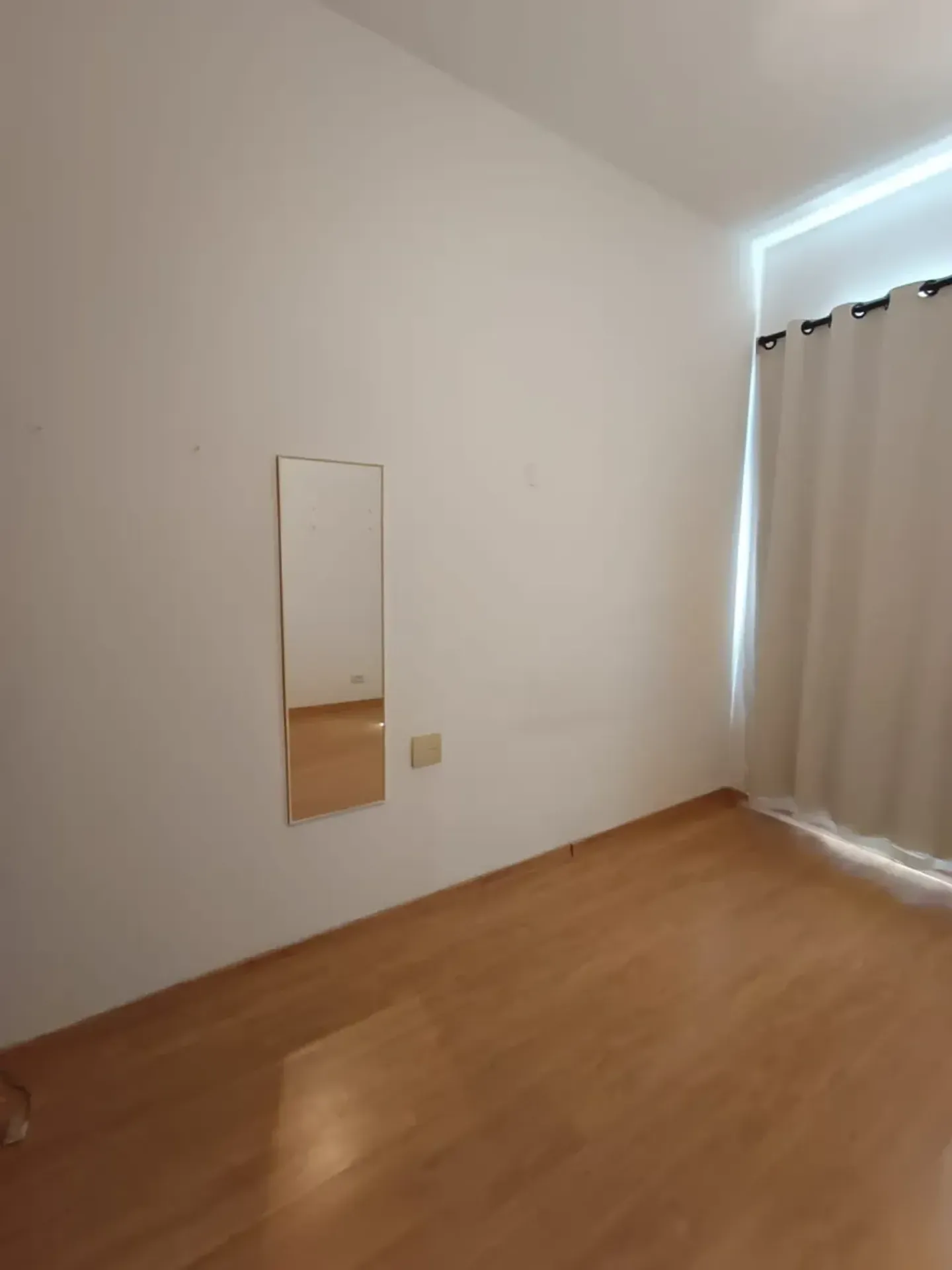 One-bedroom apartment with wood or laminate floors — photo 5