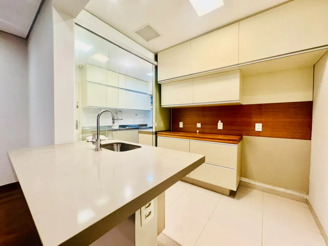 4-bedroom apartment with wood or laminate floors — photo 59