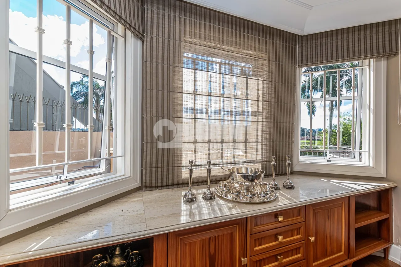 Balcony with a grill in a 4-bedroom house, 589 m² — photo 17