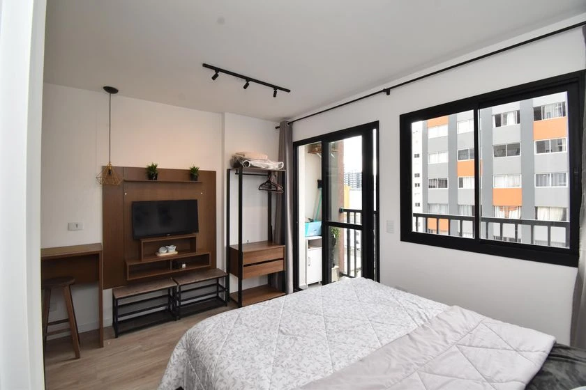 Furnished 1-bedroom apartment with balcony and 1 bath — photo 4