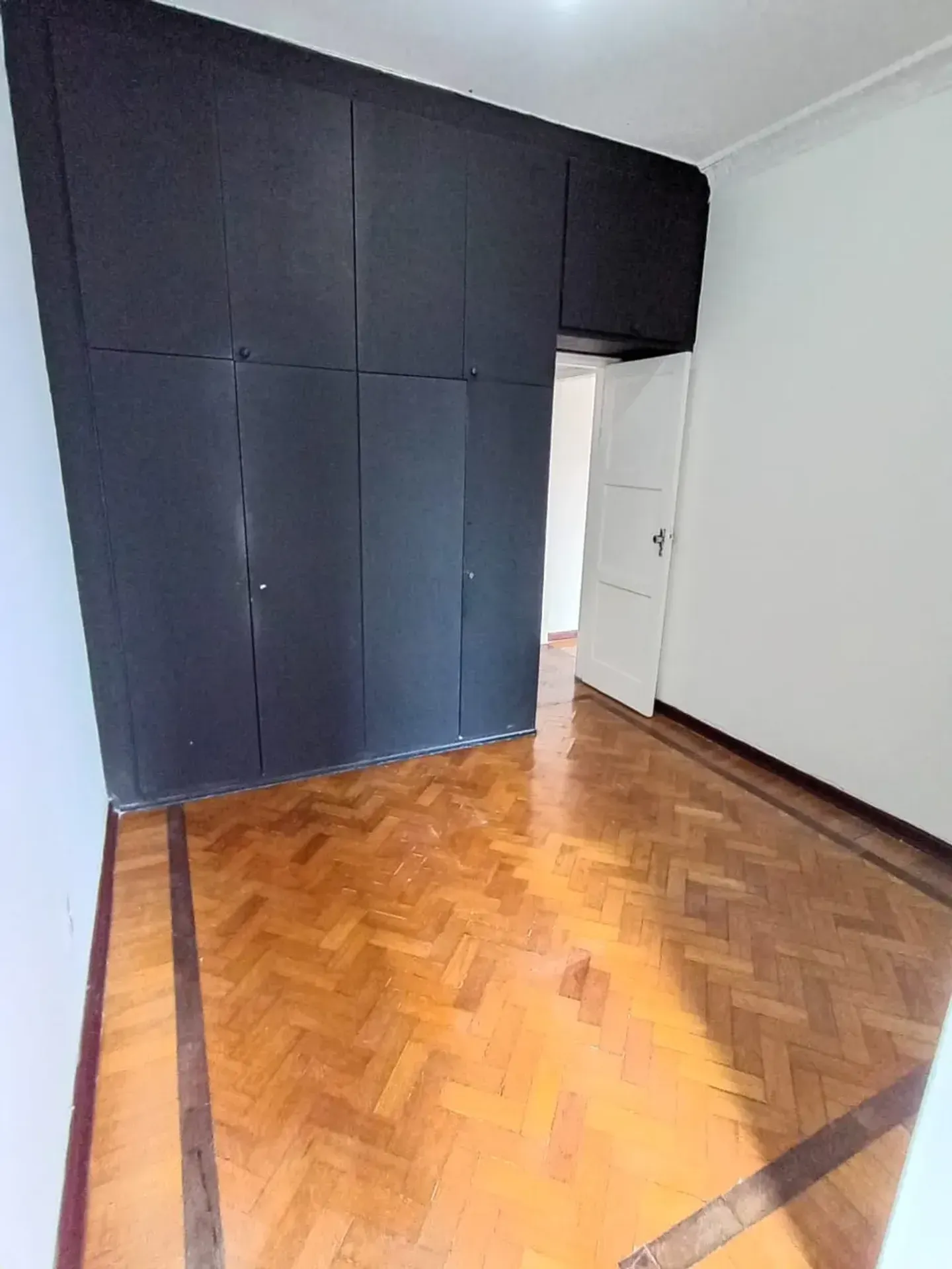 Apartment on the 4th floor with wood or laminate floors — photo 3