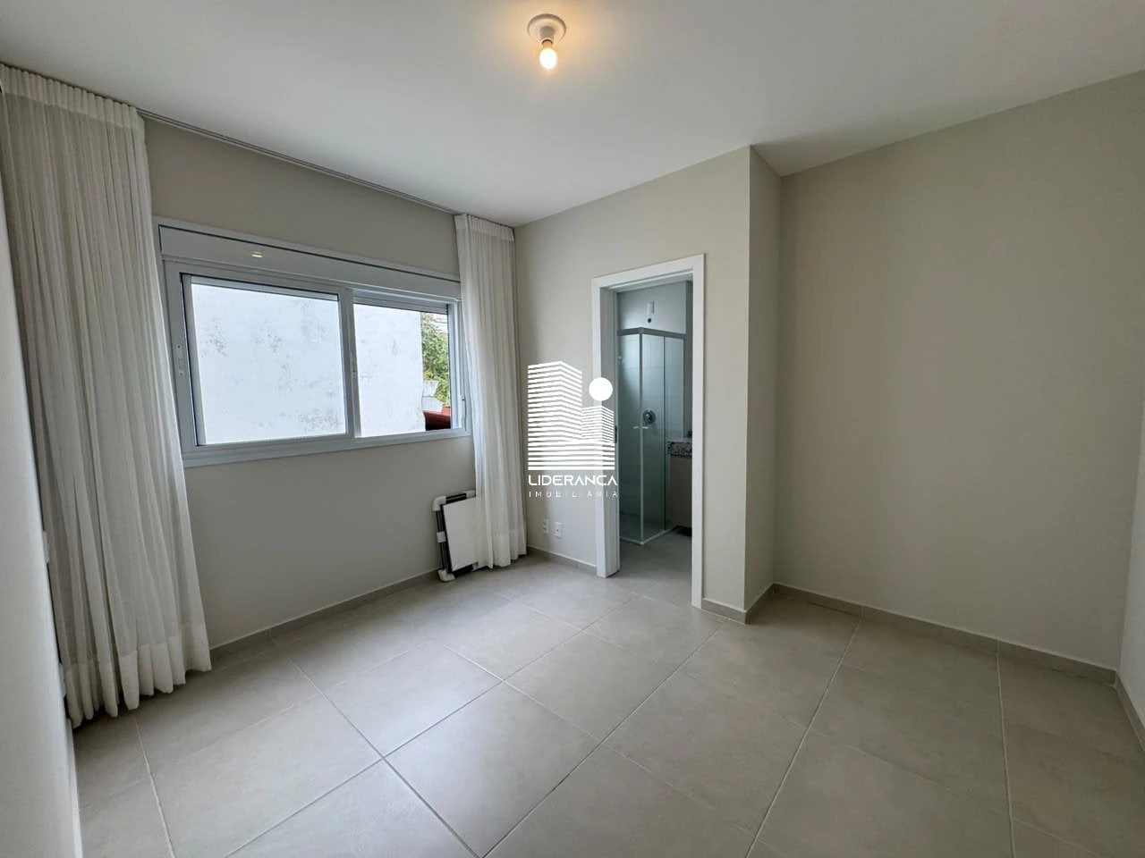 2-bedroom apartment with a mountain view in Florianópolis — photo 5