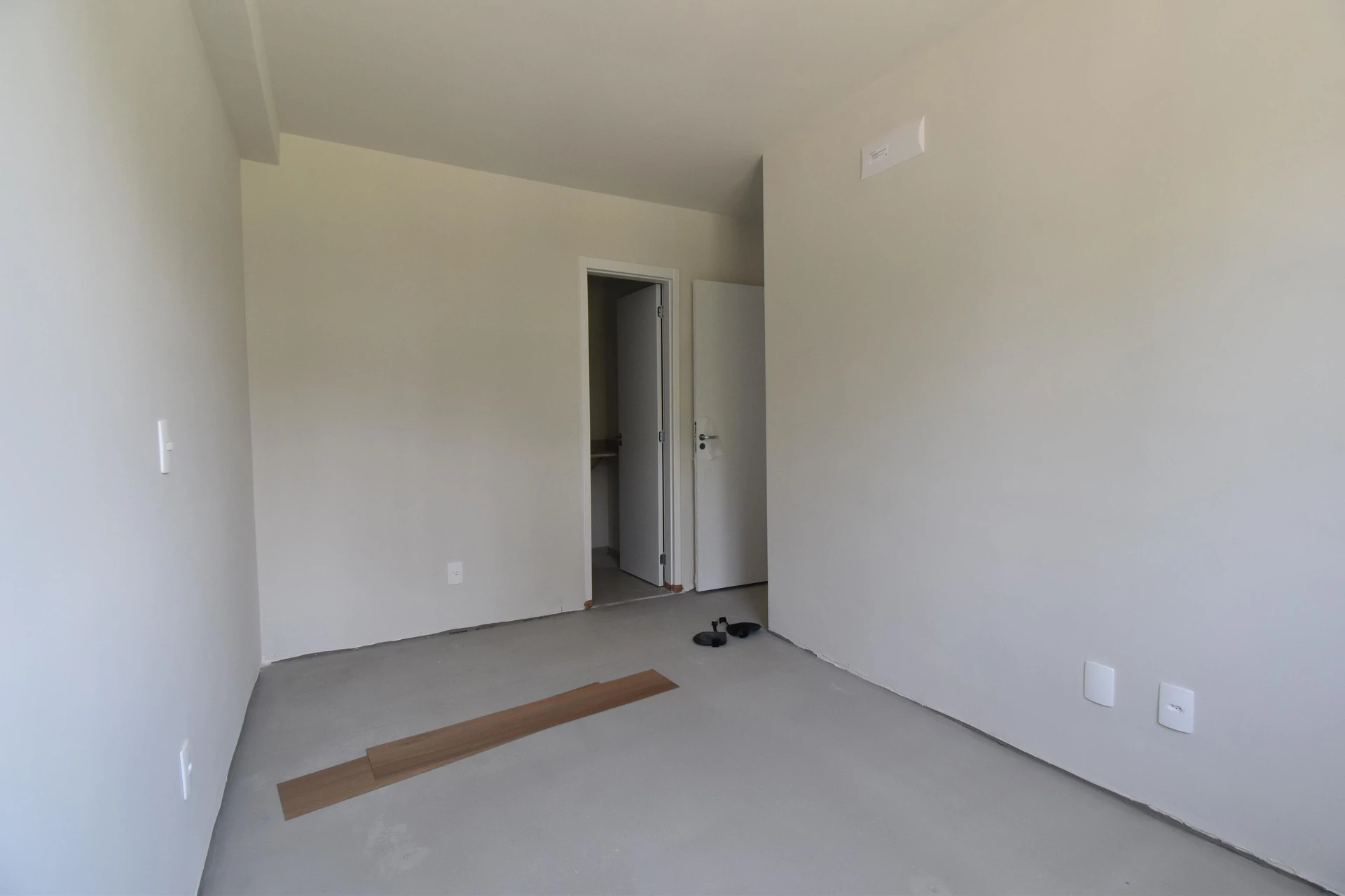 Balcony with a grill in a 2-bedroom apartment, 53 m² — photo 45