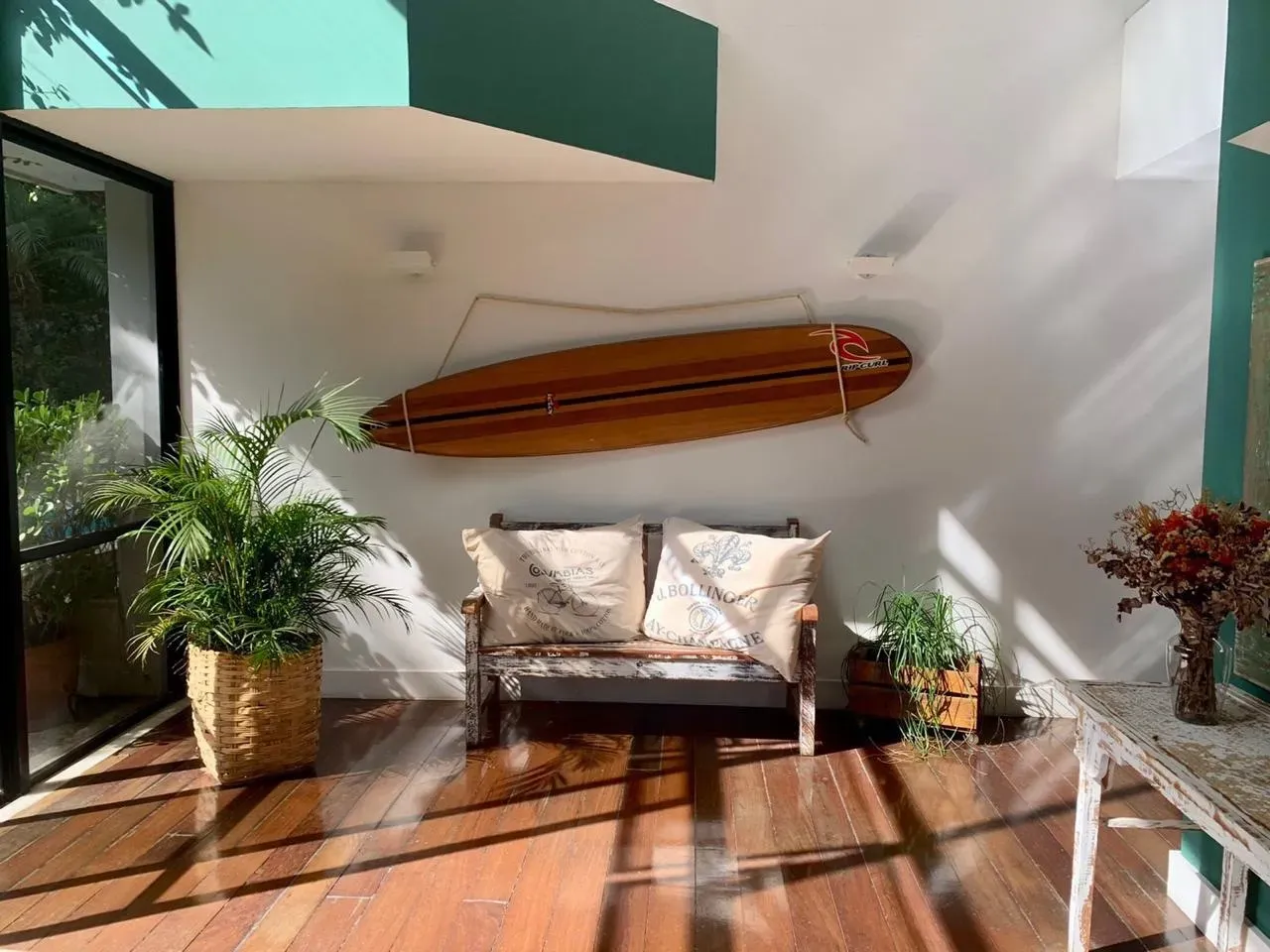 Furnished house with 4 bedrooms and 5 bathrooms, warm wood touches — photo 7