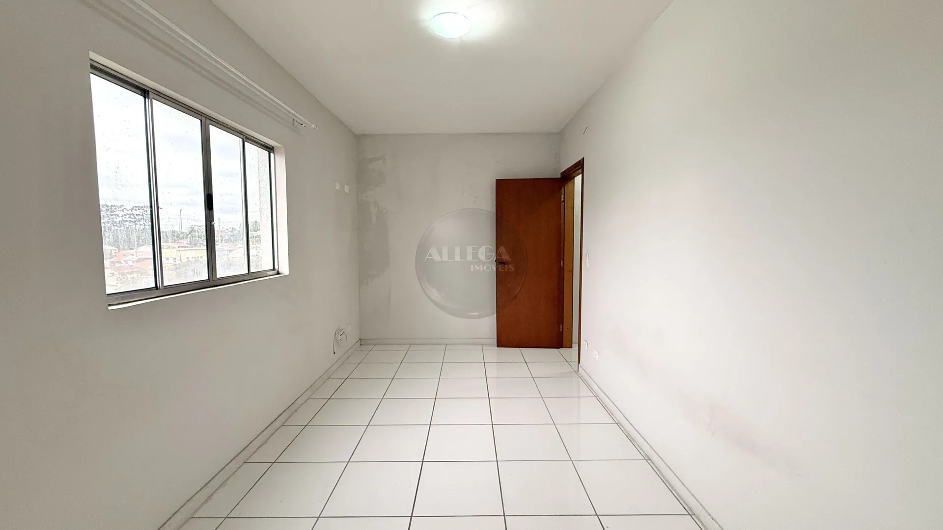 Balcony with a grill in a one-bedroom apartment, 60 m²