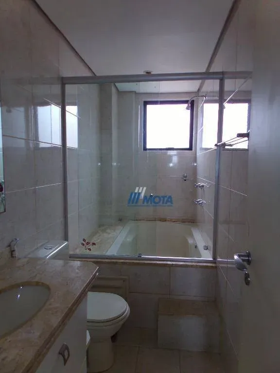 3-bedroom apartment with a bathtub — photo 34