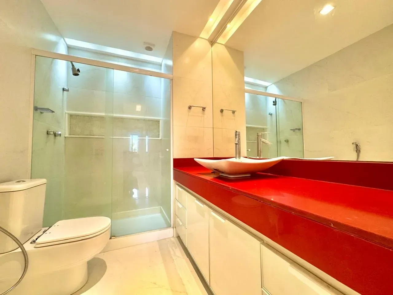 4-bedroom apartment in a building with a heated pool — photo 8
