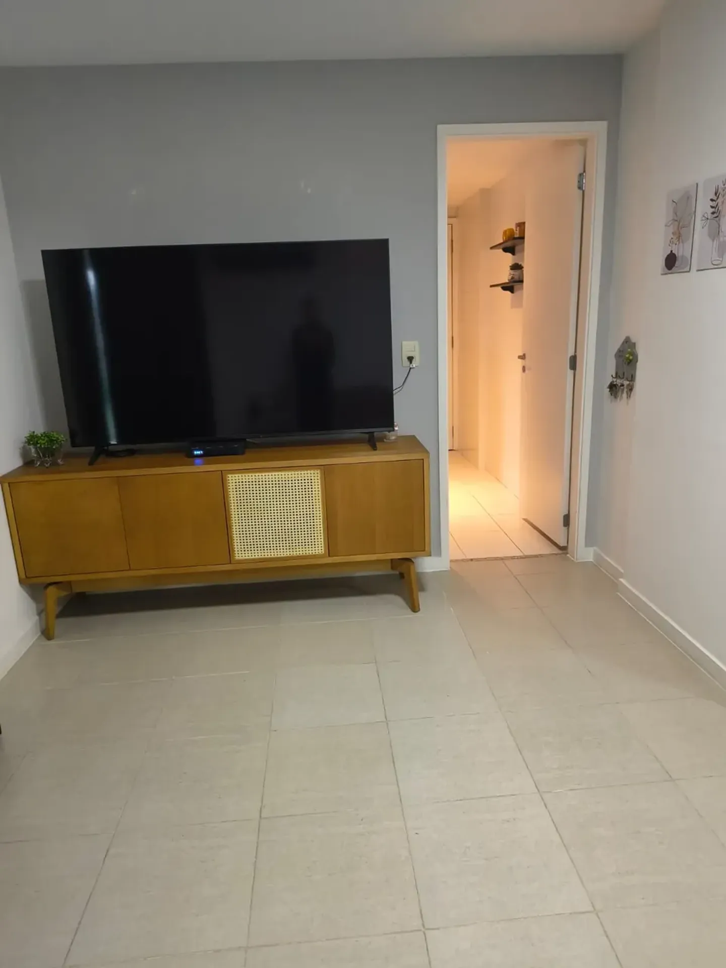 Furnished 1-bedroom apartment 79 m² with glass balcony — photo 9