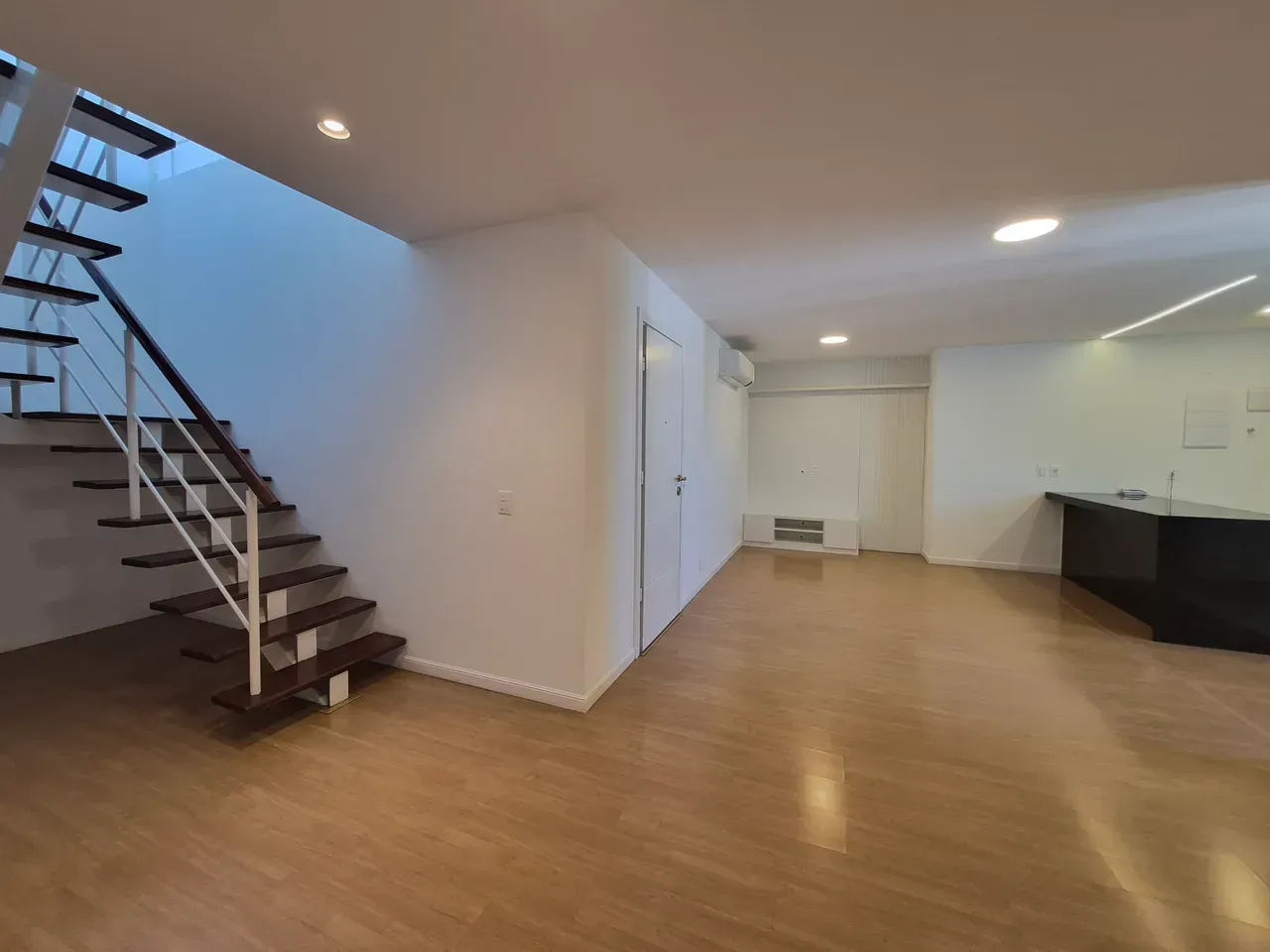 Duplex with 225 m², 3 bedrooms, and open-plan kitchen — photo 31