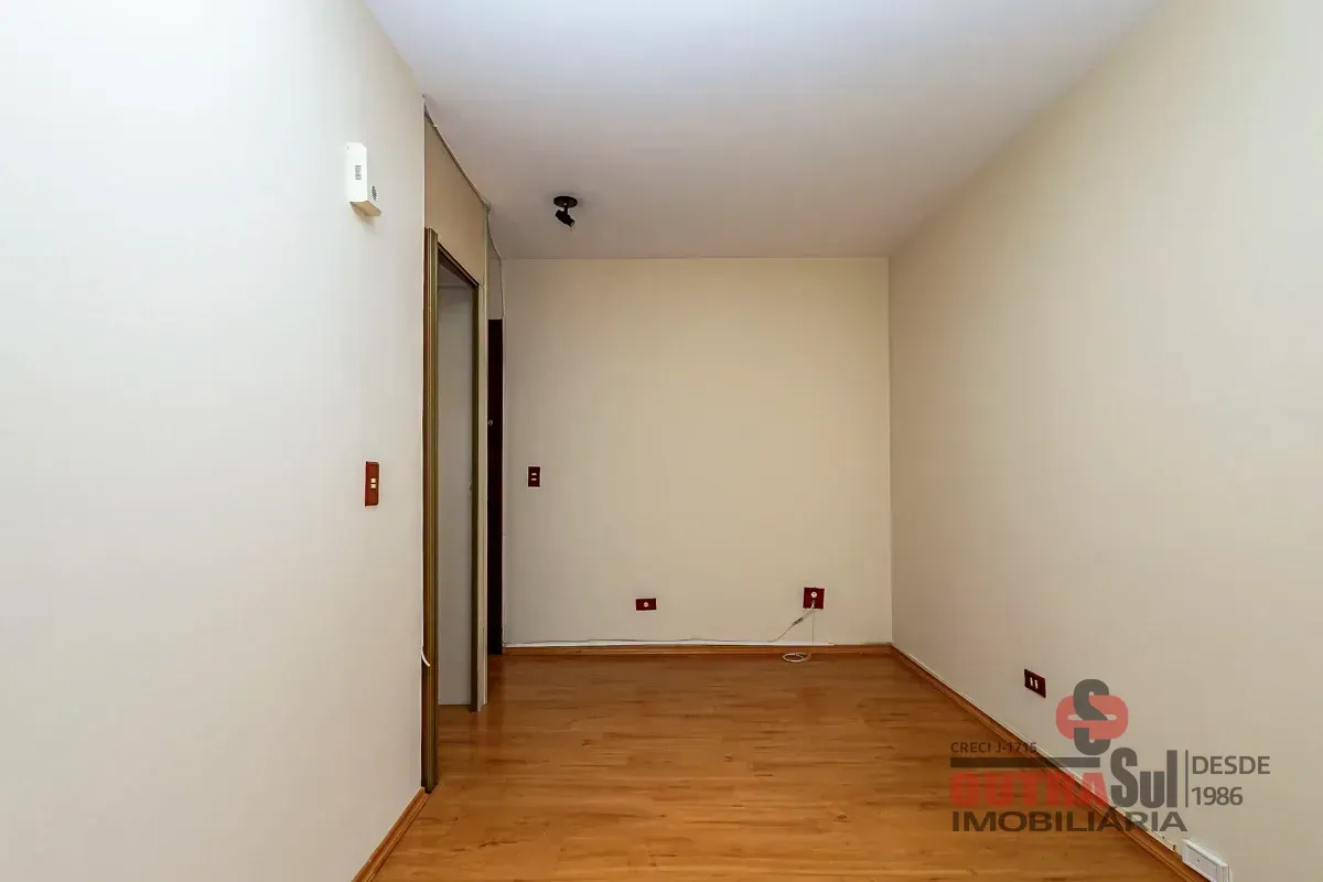 Wood or laminate floors in a 2-bedroom apartment, 41 m² — photo 21