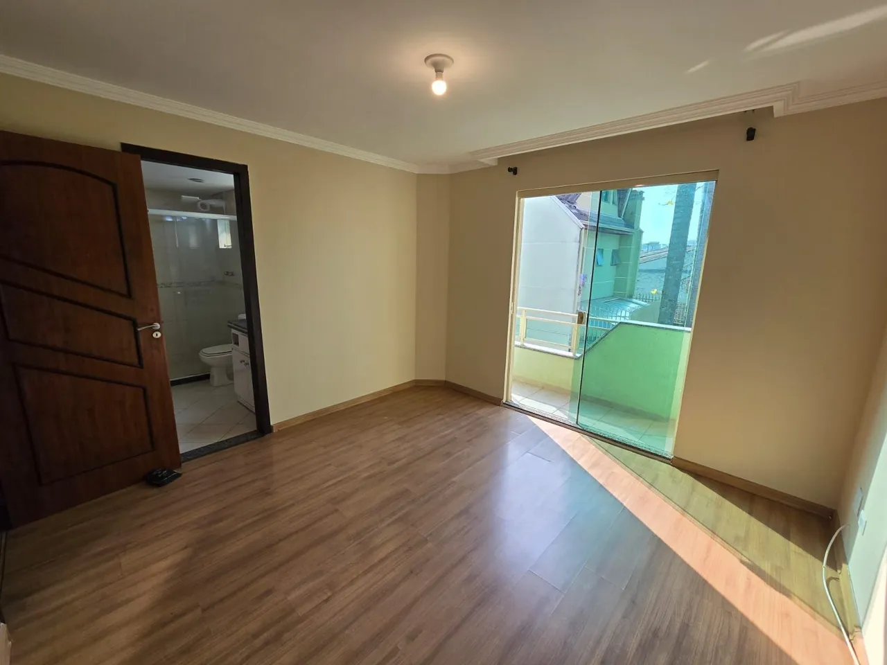 4-bedroom house with wood or laminate floors in Curitiba — photo 8