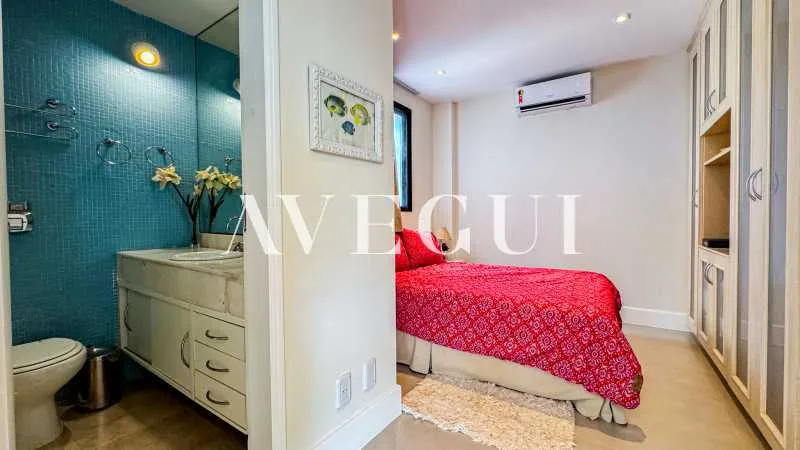 4-bedroom apartment in a building with a pool — photo 22