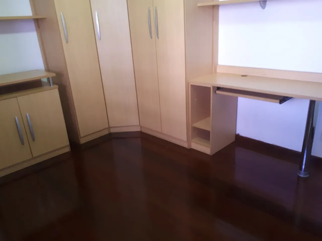3-bedroom apartment with a bathtub