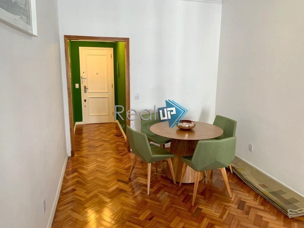 Wood or laminate floors in a 2-bedroom apartment, 80 m² — photo 10