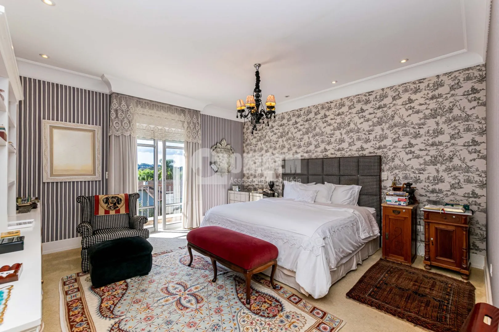 589 m² house with a bathtub and a water view — photo 25